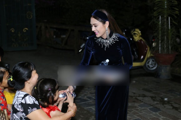 Lâm Khánh Chi diện áo dài nhung xanh dịu dàng, tất bật chuẩn bị cho hôn lễ ngày mai